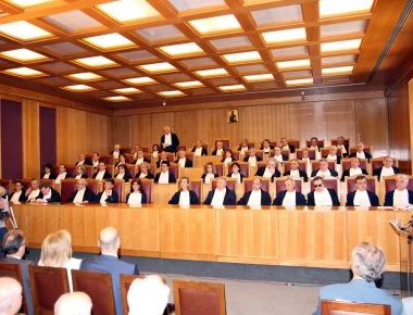 Στην Ολομέλεια του ΣτΕ η συνταγματικότητα της περικοπής των δώρων